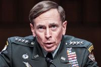 General Petraeus blev chef för amerikanska underrättelsetjänsten CIA 2011, efter att ha varit befälhavare för den multinationella styrkan i Irak.
