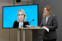 Socialminister Lena Hallengren (S) tar emot utredningen om lex Lilla hjärtat av utredaren Charlotte Lönnheim under en pressträff i Rosenbad.