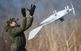 En rysk tekniker skickar upp en drönare i luften under en militärövning.