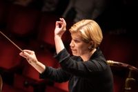 Karen Kamensek  dirigerar tonsättarfestivalens invigningskonsert.