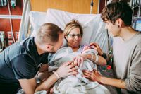 I mars blev Matthew Eledge och Elliot Dougherty i Nebraska föräldrar till Uma med hjälp av spermier från Matthew, ägg från Elliots syster och med Matthews mamma som surrogatmor.  