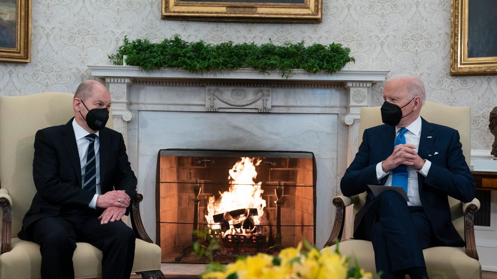 Tysklands förbundskansler Olaf Scholz och USA:s president Joe Biden i Vita huset.