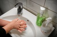Uppmaningen att tvätta händerna fick stopp på flera smittor. Arkivbild.