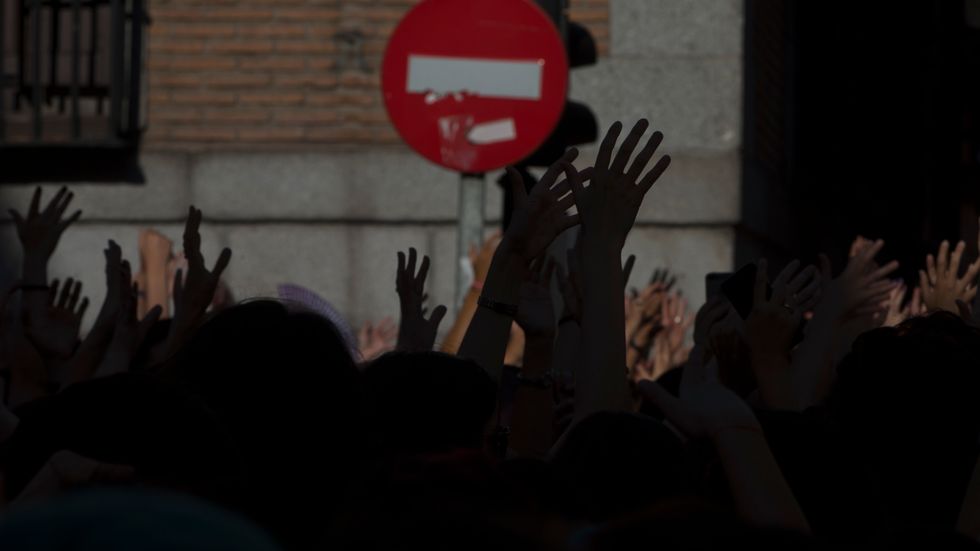 Demonstranter protesterar mot sexuallagstiftningen utanför justitiedepartementet i Madrid i juni 2018. Arkivbild.