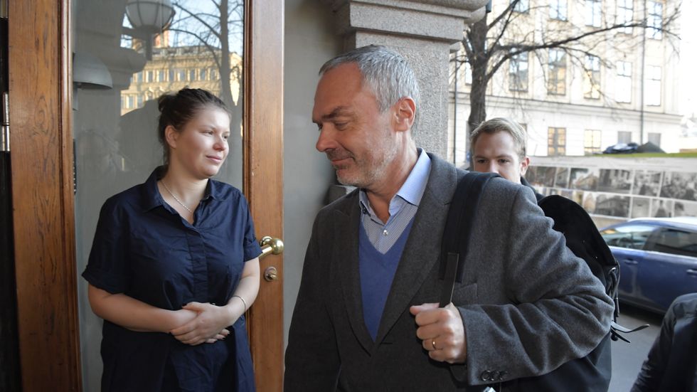 Liberalernas partiledare Jan Björklund anländer till söndagens möte med partistyrelse och riksdagsgrupp.