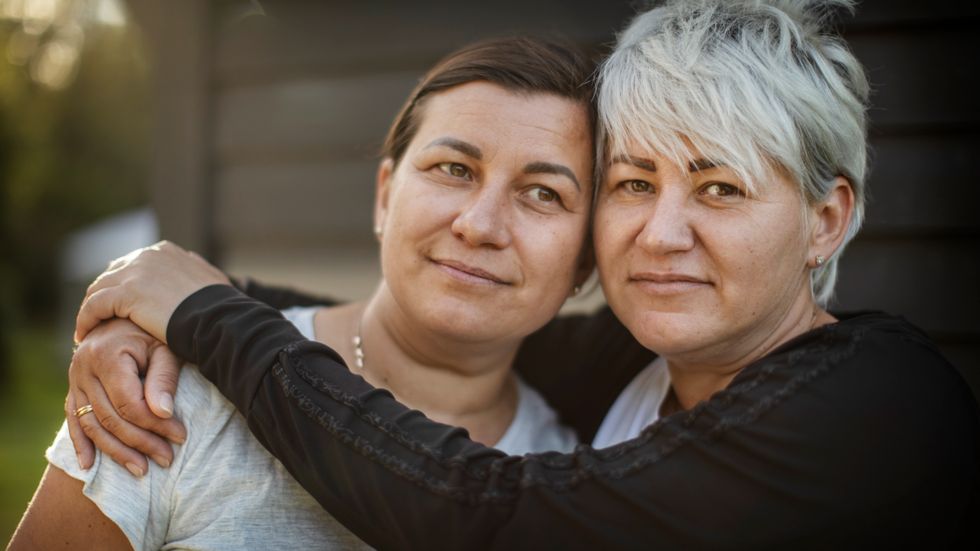 Systrarna Elena (vänster) och Natascha (höger) flydde tillsammans kriget i Ukraina. Medan Natascha vill stanna i Sverige kommer Elena att återvända i september.