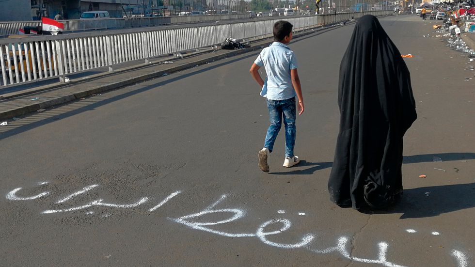 På en gata som leder till Tahrirtorget, en samlingspunkt för protesterna i den irakiska huvudstaden Bagdad, har någon skrivit "ner med Iran" på arabiska. Arkivbild.