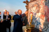 Vladimir Putin och den ryska ortodoxa kyrkans patriark Kirill i en öppningsceremoni för ett minnesmärke för prins Alexander Nevskij.