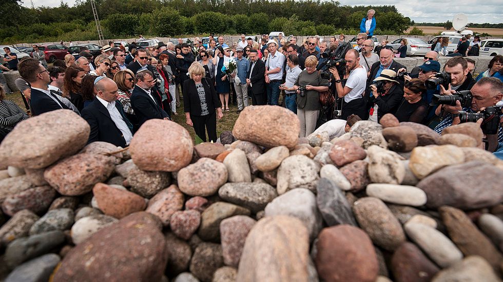 Judar från Polen och andra länder samlades den 10 juli i år för att minnas offren för en massaker i byn Jedwabne under andra världskriget. De judiska byborna låstes den 10 juli 1941 in i en lada som sedan brändes ner av deras polska grannar.
