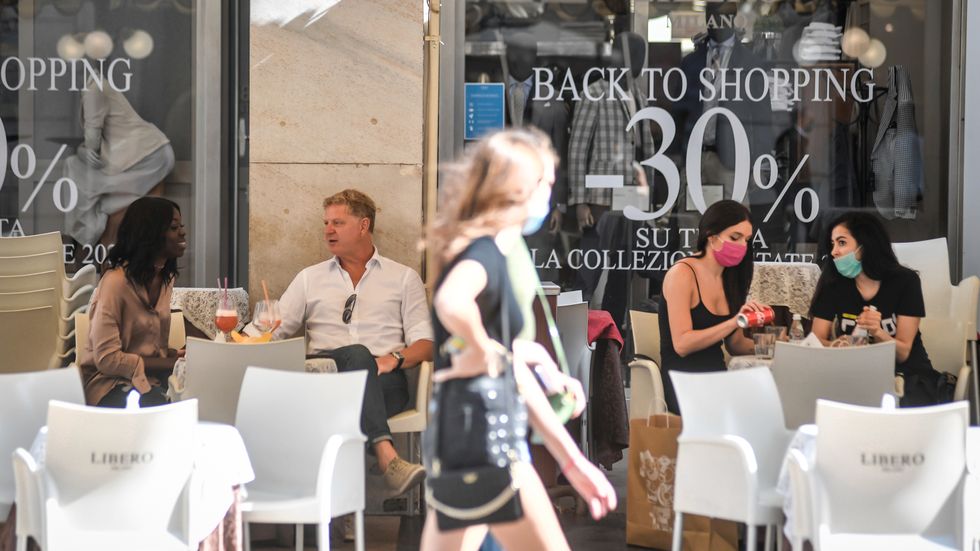 Människor på ett kafé i Milano på måndagen sedan detta blivit tillåtet igen.