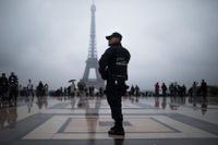 En polis på Trocadero i centrala Paris i lördags, då röstandet i presidentvalet inleddes i en del av Frankrikes besittningar på andra håll i världen.