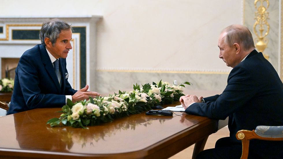Rafael Grossi, chef för Internationella atomenergiorganet IAEA, diskuterade på tisdagen kärnkraftverket Zaporizjzja med den ryske presidenten Vladimir Putin.