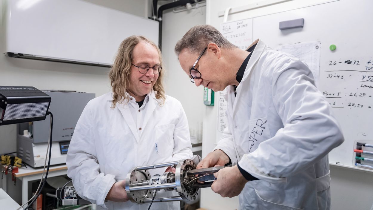 Janne Wallenius, professor i kärnteknik och Peter Szakalos forskare på KTH.