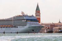 Ett monster till kryssningsfartyg mullrar in i Venedig.