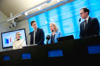 Karolina Skog (MP), Emil Källström (C), finansminister Magdalena Andersson (S) och Mats Persson (L) vill ge fem nya miljarder till kommunsektorn. Oppositionen vill satsa mer. Arkivbild.