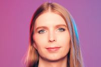 Chelsea Manning (född 1987)  var tidigare analytiker för den amerikanska armén. Idag jobbar hon som  konsult inom datasäkerhet. Bokdebuten ”Readme.txt” är hennes biografi.