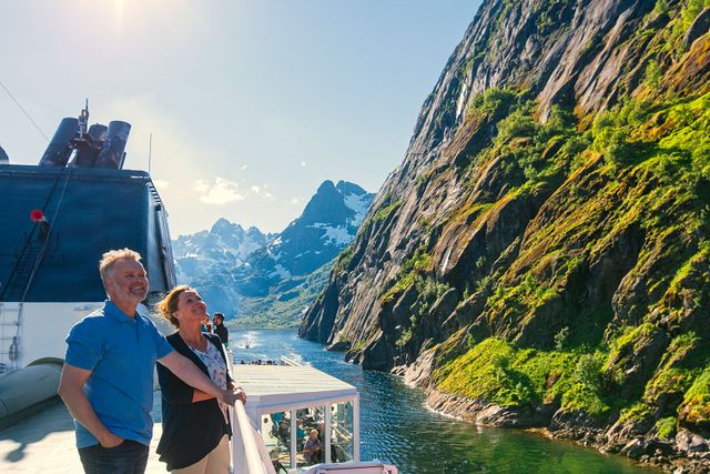 Passagerare ombord på Hurtigruten passerar genom Trollfjorden. 