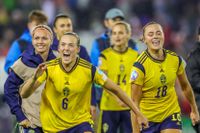 Sveriges Magdalena Eriksson och  Fridolina Rolfö gläds efter 1-0 vinsten mot Belgien i EM-kvartsfinalen i fotboll.