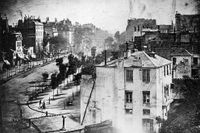 Louis Daguerres daguerreotypi av Boulevard du Temple från 1838 tros vara första gången som en människa fångats på foto (nere till vänster).