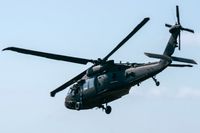 Två av Försvarsmaktens Helikopter 16 (Blackhawk) deltog vid insatsen mot paret i 60-årsåldern som greps under en gryningsräd öster om Stockholm den 22 november. Arkivbild.