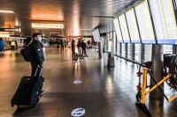 Bild från flygplatsen Schiphol i Amsterdam i fredags. Nederländerna är ett av de länder som stoppar resenärer från Storbritannien.