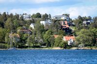 Villor och hus vid vattnet i Danderyd norr om Stockholm. Arkivbild.