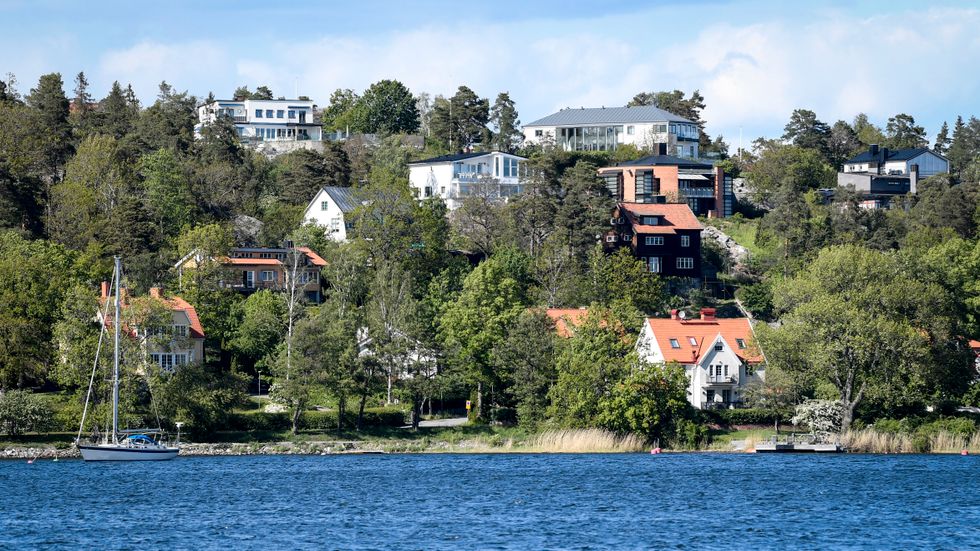 Villor och hus vid vattnet i Danderyd norr om Stockholm. Arkivbild.