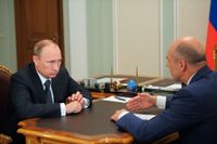 Rysslands finansminister Anton Siluanov (till höger, till vänster Rysslands premiärminister Vladimir Putin) för att skatterna måste höjas.