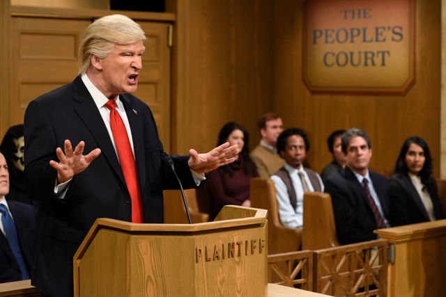  Skådespelaren Alec Baldwin gör succé som Trump-imitatör i TV-showen Saturday Night Live. Trumps kommentar om rollprestationen: ”Den stinker.”  