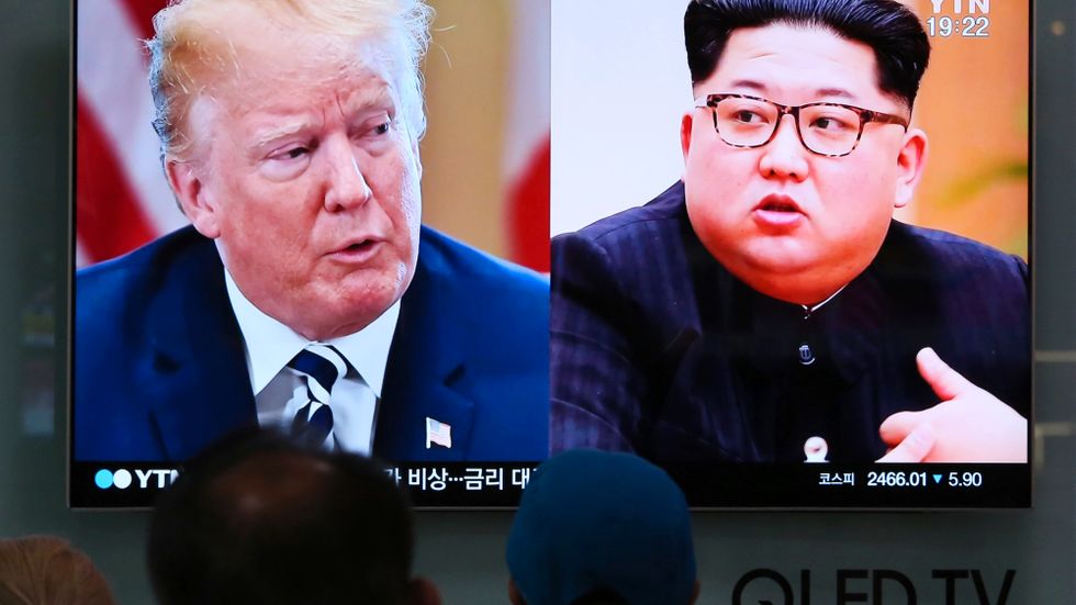 USA:s president Donald Trump och Nordkoreas ledare Kim Jong-Un på en tv-skärm i Sydkorea i fjol. Arkivbild.