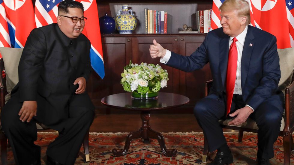 Trump ger Kim tummen upp.