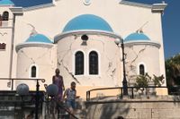 Sprickor i väggarna på en kyrka på grekiska ön Kos efter jordbävningen.