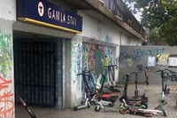 Anhopning av elsparkcyklar utanför Gamla stans station. Nu blir det förbjudet att ta med dem ner i tunnelbanan.