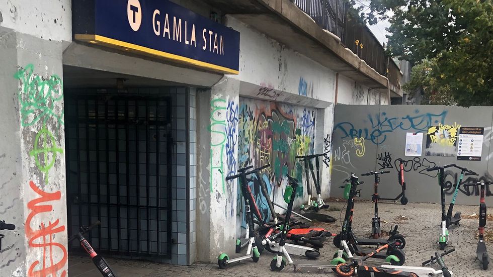 Anhopning av elsparkcyklar utanför Gamla stans station. Nu blir det förbjudet att ta med dem ner i tunnelbanan.