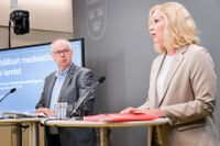 Kulturminister Jeanette Gustafsdotter (S) tar emot promemorian ”Ett hållbart mediestöd för hela landet” från utredare Mats Svegfors.