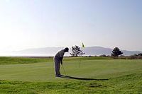 Golfbanan Tróias mest kända hål är nummer tre som banarkitekten Trent Jones anser vara närmast perfekt. I bakgrunden anas Arrábidabergen. Här är närheten till både hav, landsbygd och Lissabon en extra lockelse.