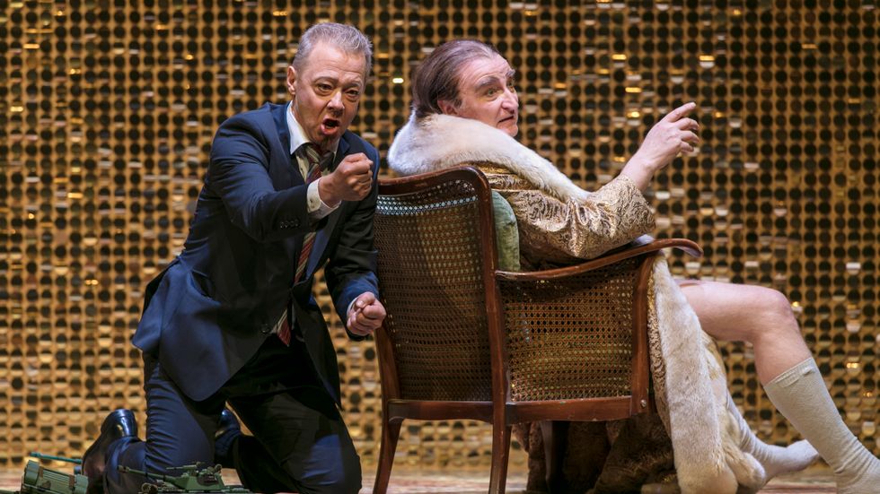 Tomas Lind som Sjujskij och Clive Bayley som Boris Godunov på Göteborgsoperan.