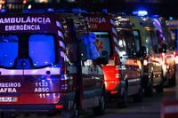Ambulanser med covidpatienter köar till ett sjukhus i Portugals huvudstad Lissabon. Bilden är från i torsdags.