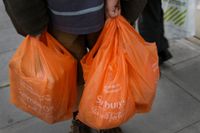 Lite drygt 500 miljoner plastkassar bar britterna hem från sju stora affärskedjor de första sex månaderna i år, jämfört med 7 miljarder under hela 2014.
