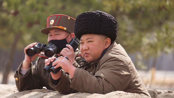 Bild från den statliga nordkoreanska nyhetsbyrån KCNA som sägs visa diktatorn Kim Jong-Un under landets senaste provskjutning på måndagen.