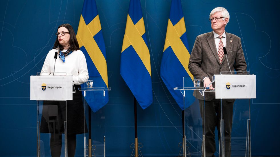 Ubildningsminister Anna Ekström (S) och Folkhälsomyndighetens generaldirektör Johan Carlson.