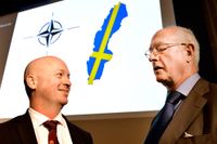 Forskaren Mike Winnerstig kritiserar den svenska anti-natopolitiken, här med Natomotståndets galjonsfigur Moskvaambassadören Sven Hirdman.