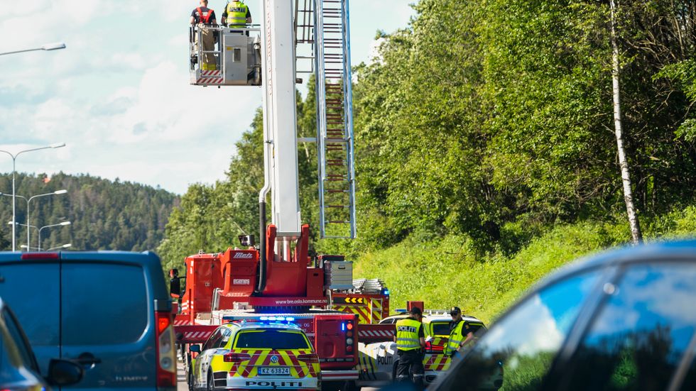 Polisen på plats på E6 vid Mortensrud utanför Oslo efter att bilen med Sians ledare prejades av vägen i lördags.