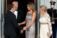 USA:s president Donald Trump och hans hustru Melania tar emot Frankrikes president Emmanuel Macron och hans fru Brigitte i Vita huset. 