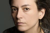 Samanta Schweblin (född 1978) är från Argentina men bor numera i Berlin. Hon är en av förgrundsfigurerna i den nya generationen kvinnliga latinamerikanska författare.
