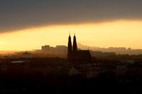 Soluppgång över Södermalm och Högalidskyrkan. Är du gärna uppe med tuppen? Genetik styr din dygnsrytm.
