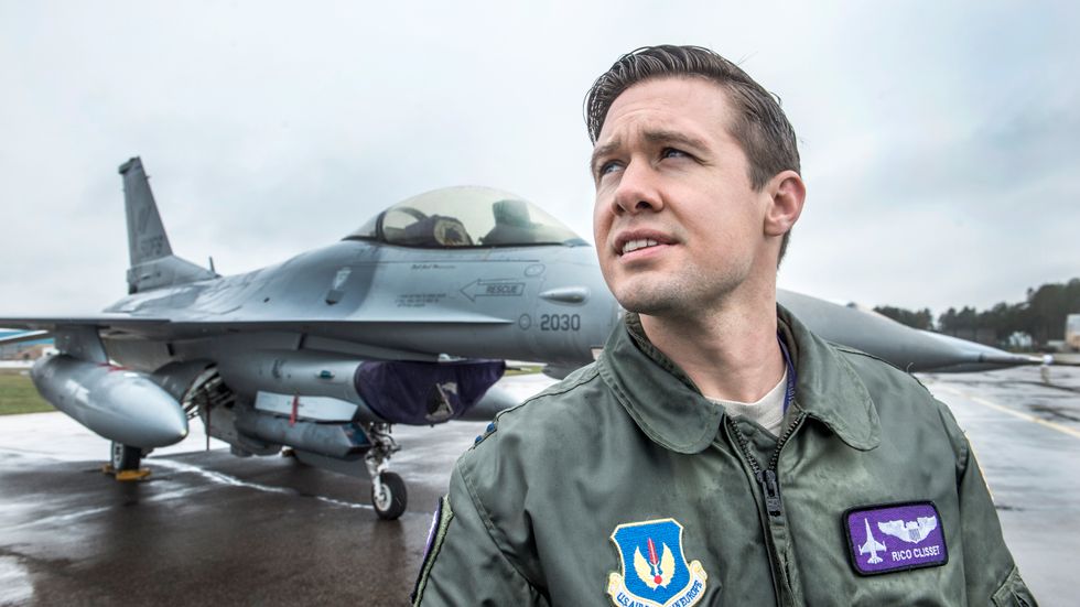 "Jas Gripen är ett fantastiskt plan och jag ser fram emot att flyga med dem under Arctic Challenge", säger amerikanske stridspiloten Ryan Clisset.