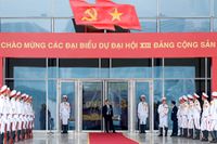 Hedersvakt utanför kongresscentret där Vietnams kommunistparti veckolånga kongress pågår.