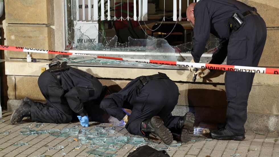 Polisen undersöker en av attentatsplatserna i Freital i september 2015. Arkivbild.