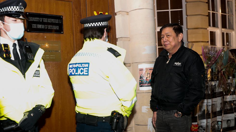 Myanmars ambassadör i Storbritannien, Kyaw Zwar Minn, pratar med polisen utanför ambassaden i London sedan Myanmars militärattaché tagit kontroll över byggnaden.